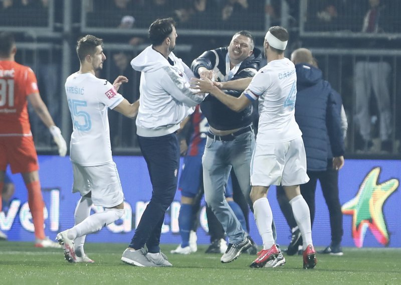 [VIDEO/FOTO] Navijač Rijeke je nakon utakmice utrčao na teren i pokušao napasti igrače Hajduka; nokautirao ga je voditelj osiguranja 'bilih'...