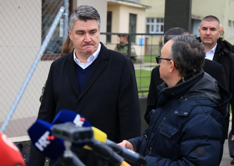 Banožić krenuo na ispraćaj vojnika, okrenuo se i otišao. Milanović ga napao: Najavio se i nije došao kao sitni tat, a letio je Pilatusom na Murter na janjetinu