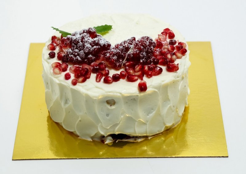 Recept koji ćete sigurno zapisati: Savršeno pahuljasta torta od bijele čokolade i nara
