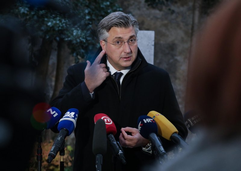 [FOTO/VIDEO] Plenković o političarima na prosvjedu: Svi ti junaci se boje male bijele vatice. Ako im je vatica problem, nisu junaci nego slabići, paraziti i politički profiteri