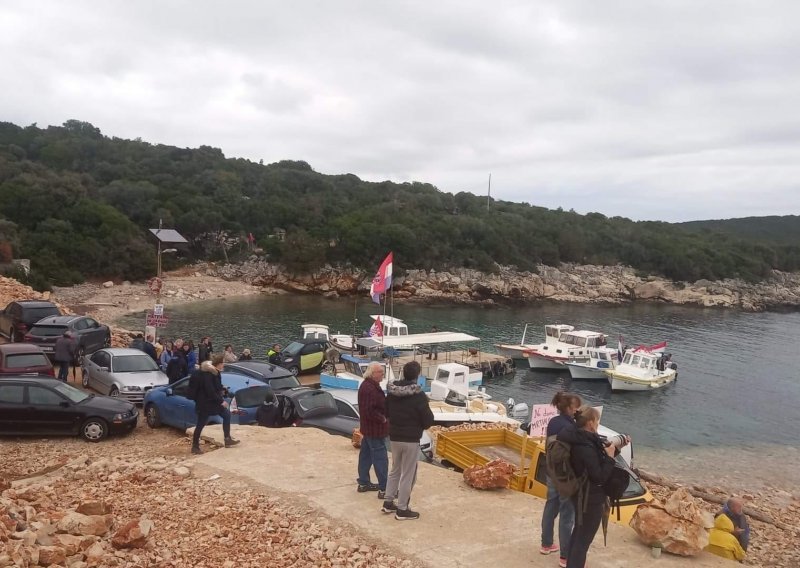 [FOTO] Mještani Ilovika automobilima spriječili početak radova u luci Mrtvaškoj, traže da im se osigura svakodnevna brodska veza s Lošinjem