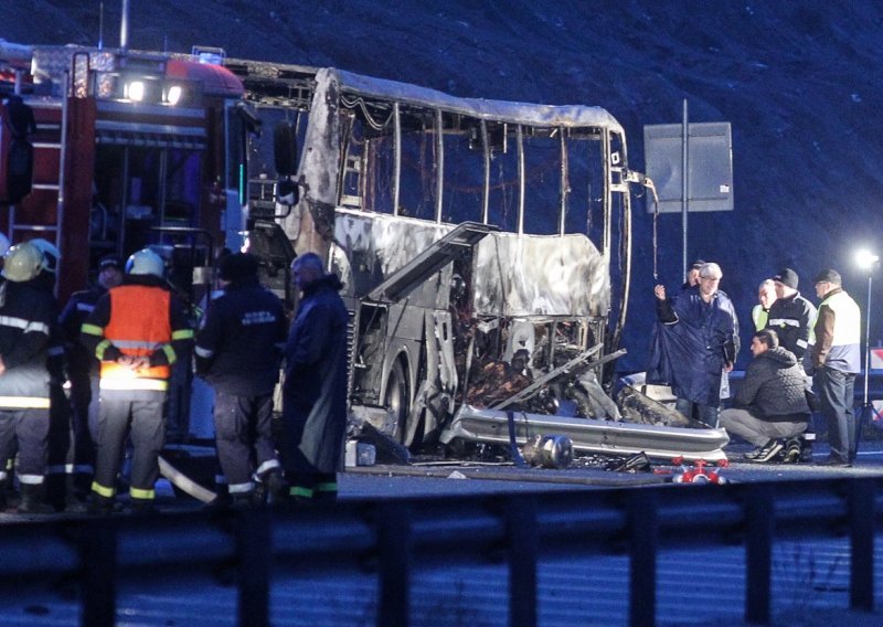 [FOTO] Vatra progutala makedonski autobus na bugarskoj autocesti: Najmanje 45 mrtvih, među poginulima i djeca