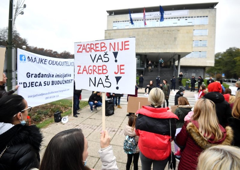 [FOTO/VIDEO] Prosvjedovali roditelji odgojitelji: 'Kompromisa nema,  mjeru ne bi trebalo ukinuti nego proširiti na cijelu Hrvatsku'