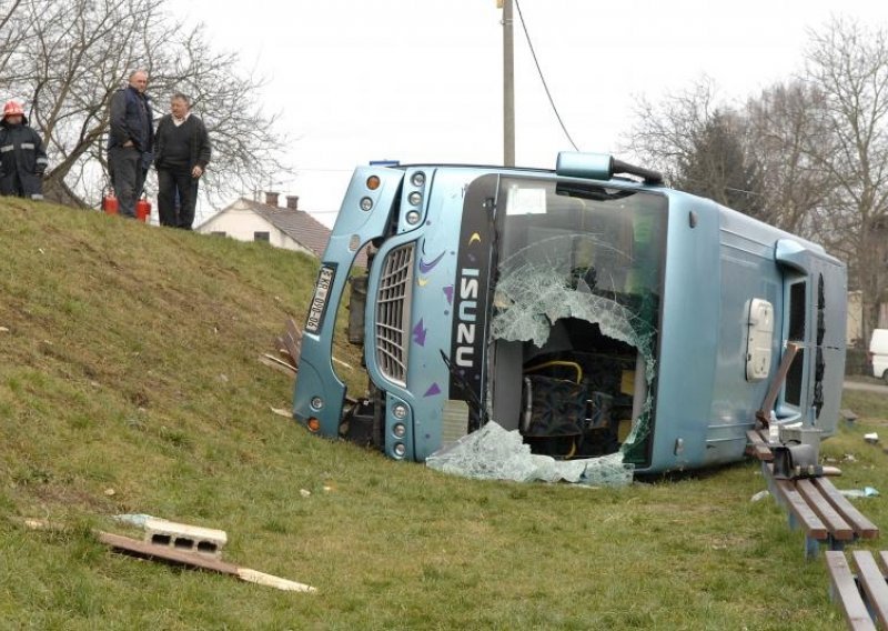 Autobus upao u jamu duboku pet metara