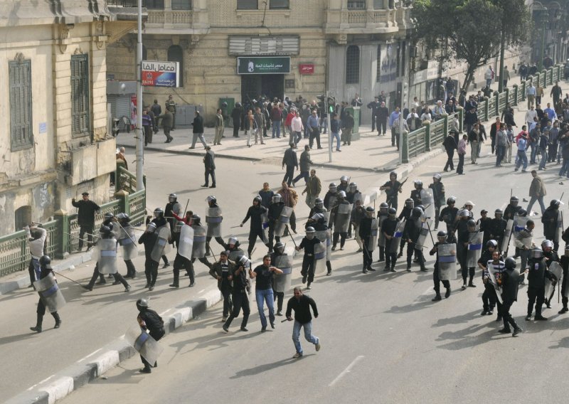 Kairo: Pet prosvjednika poginulo, 870 ozlijeđeno