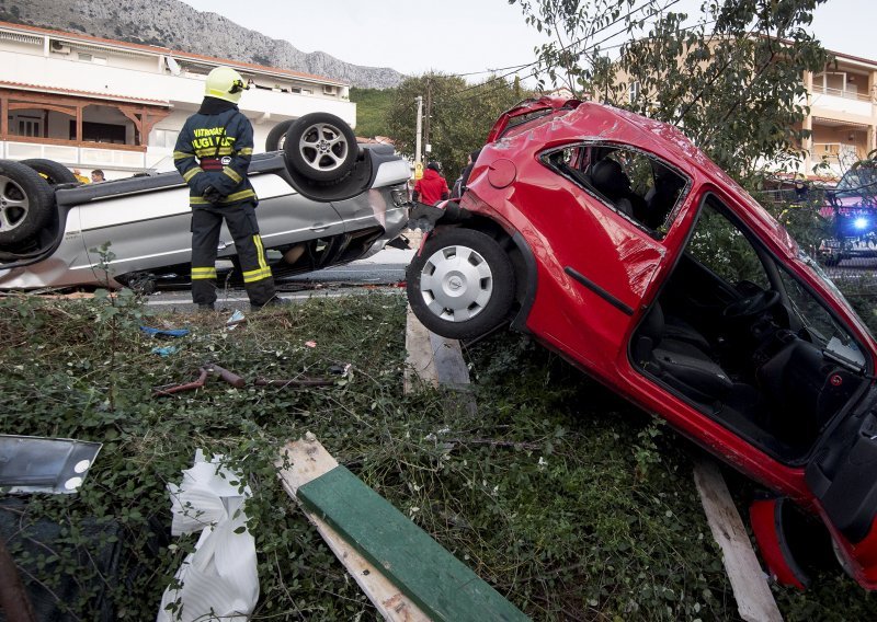 [FOTO] Teška nesreća na Jadranskoj magistrali: Sudarilo se pet vozila u Sumpetru, dvije osobe prevezene u KBC Split