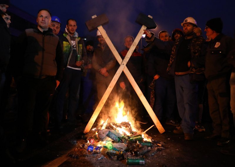 [FOTO/VIDEO] Duga i hladna noć pred rudarima u Sarajevu: Poručili da ne odustaju od zahtjeva, građani im donose hranu, čaj i deke