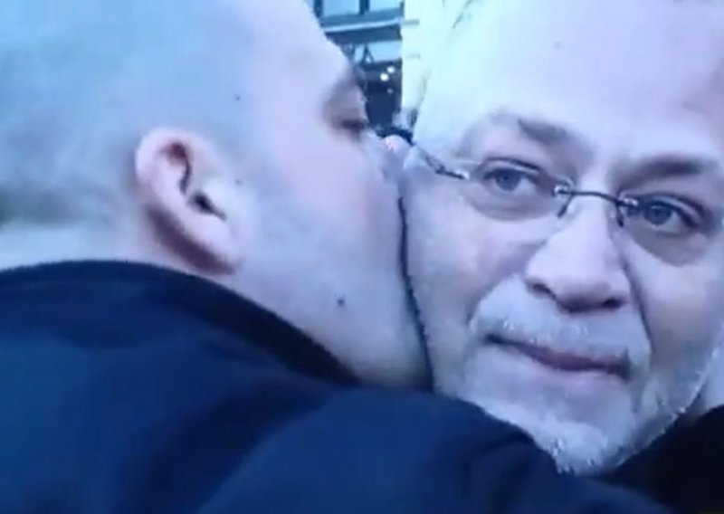 [VIDEO] Prosvjednik poljubio Zlatka Hasanbegovića na Trgu, pogledajte njegovu reakciju