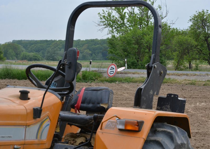 Traktor prešao preko 78-godišnjaka, ugrožen mu život