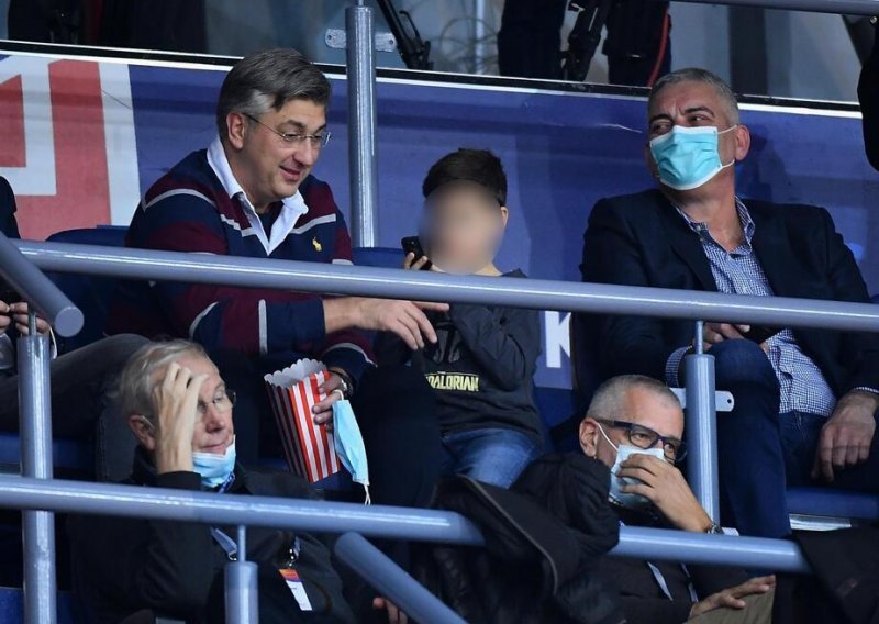 Vrijeme samo za njih: Andrej Plenković nakon susreta s Macronon poveo sina na košarkašku utakmicu