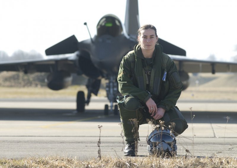 [FOTO/VIDEO] Upoznajte pukovnicu Claire Merouze, prvu i zasad jedinu pilotkinju moćnoga borbenog aviona koji će čuvati i hrvatsko nebo