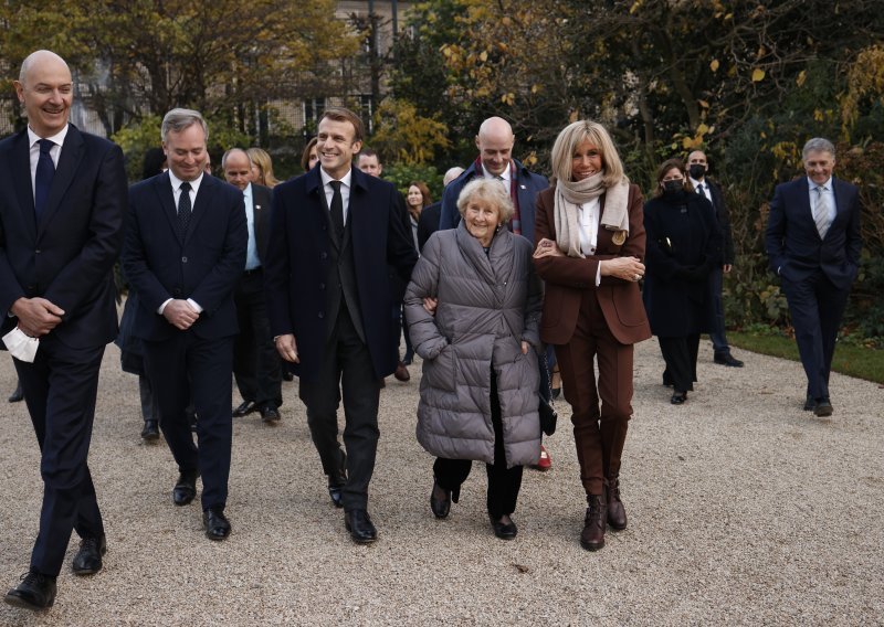 Brigitte Macron nikad nismo vidjeli u ovoj 'dosadnoj' nijansi, no i  ovu riskantnu boju chic prva dama zna nositi sa stilom