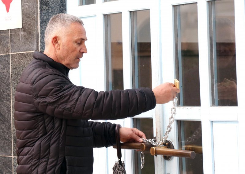 [FOTO/VIDEO] Tridesetak prosvjednika protiv covid potvrda lancem i lokotom zaključalo Gradsku upravu Šibenika