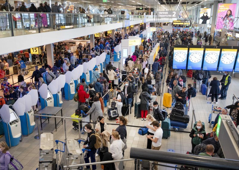[VIDEO] Opsadno stanje u amsterdamskoj zračnoj luci zbog novog soja korone: Putnike iz Južne Afrike ne puštaju iz zrakoplova