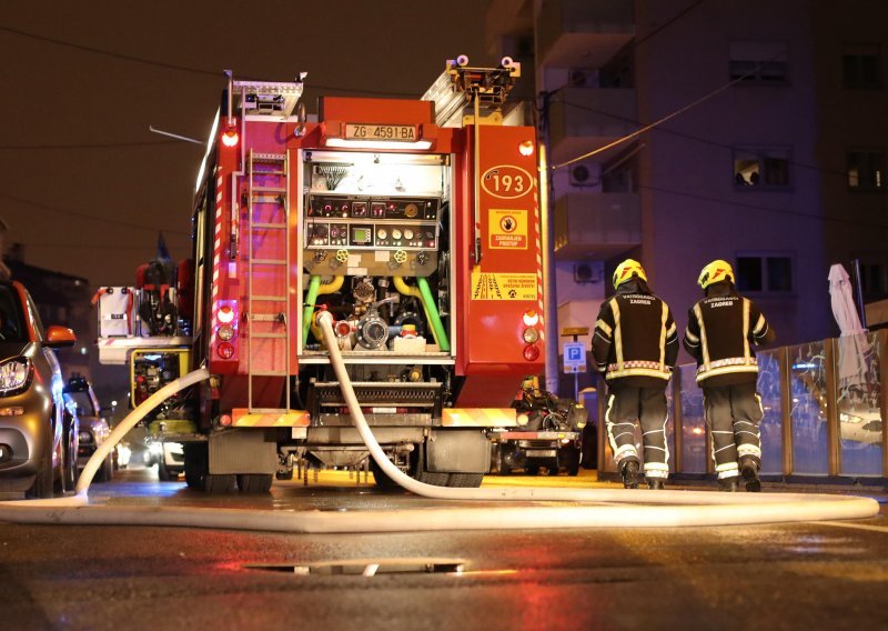 [FOTO] Požar u Krapinskoj na zagrebačkoj Trešnjevci: Vatrogasci na terenu