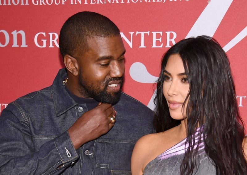 Ne odustaje tako lako: Kanye West podijelo fotografiju na kojoj se ljubi s Kim i poslao jasnu poruku