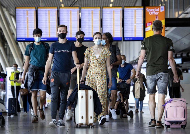 Pandemija i dalje ograničava putovanja diljem svijeta, samo su četiri zemlje ukinule sva ograničenja