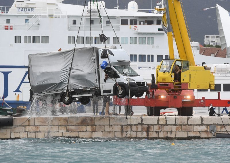 [FOTO/VIDEO] Kamion izvlačili iz mora u Splitu, ali je onda opet završio na dnu. Izvukli su ga iz drugog pokušaja