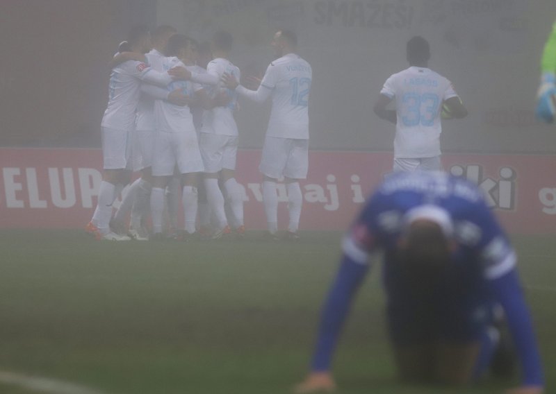 [VIDEO/FOTO] Kakva utakmica! Magla, autogol, promašeni penal... Rijeka vodila 2:0, Slaven Belupo propustio uzeti bod s bijele točke