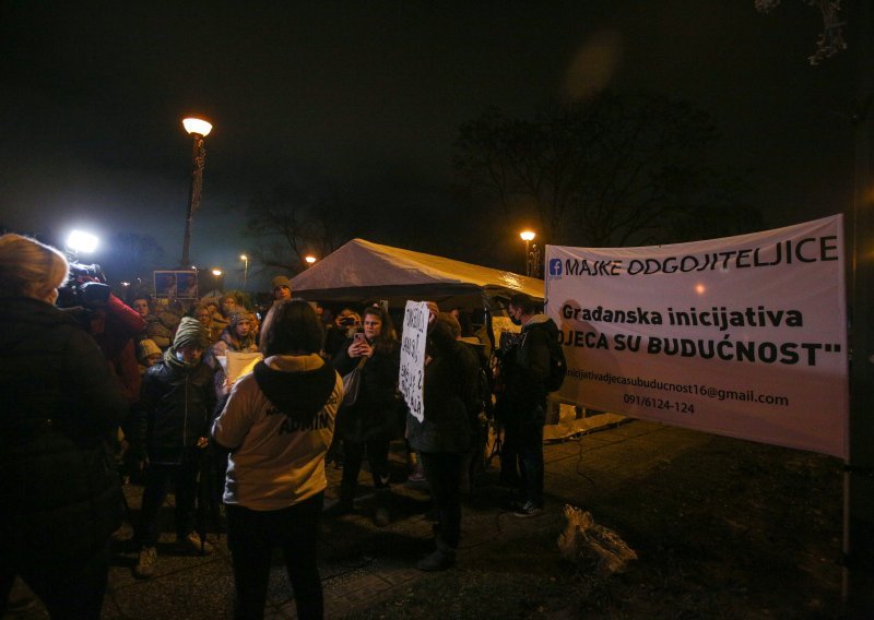 Zagrebački roditelji odgojitelji opet prosvjedovali ispred Gradskog poglavarstva, najavili kome će još kucati na vrata