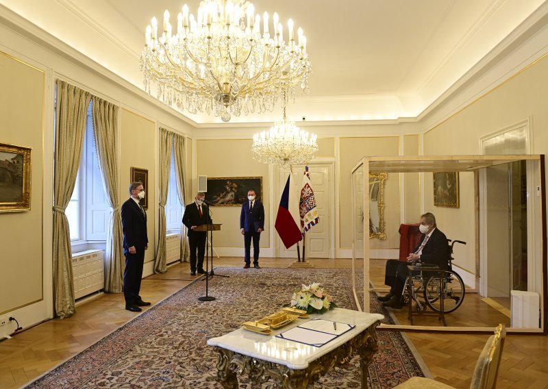 Češki predsjednik Zeman novog premijera Fialu imenovao sjedeći u plastičnom boksu