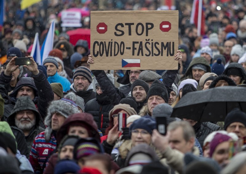 Dok se bolnice pune, tisuće Čeha na ulicama prosvjedovale protiv covid mjera
