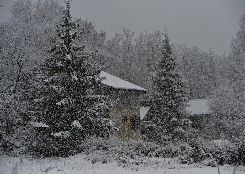 Vrijeme ne obećava: Pljuskovi s grmljavinom u Dalmaciji, snijeg u Lici
