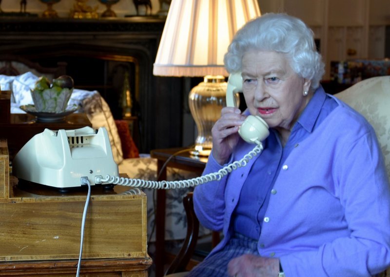 Ima i specijalni mobitel: Kraljica Elizabeta na telefon se javlja samo kad je zovu ove dvije osobe