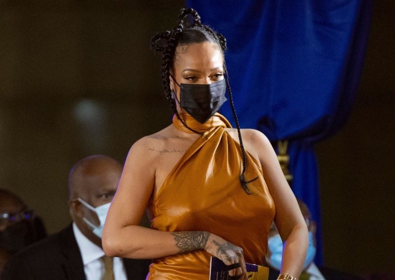 Stigla je na Barbados i sve ostavila bez riječi: Rihanna nije mogla proći nezamijećeno u haljini koja ne trpi donje rublje