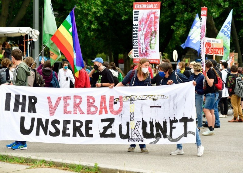 Napeto u Beču: Policija rasturila klimatski prosvjed, privodi aktiviste koji prijete da će se vezati lancima