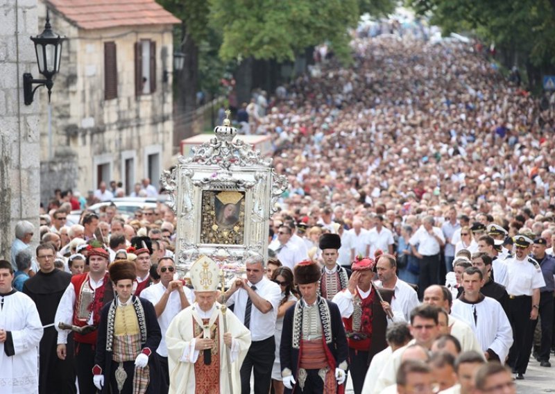 Opalili mačkulu Gospi u čast pa teško stradali