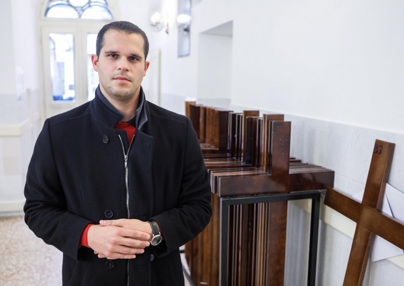 Direktor Gradskih groblja u Zagrebu Roko Gruja zaposlen mimo pravilnika i prijeti mu otkaz, a prijavljen je bivši direktor koji ga je zaposlio