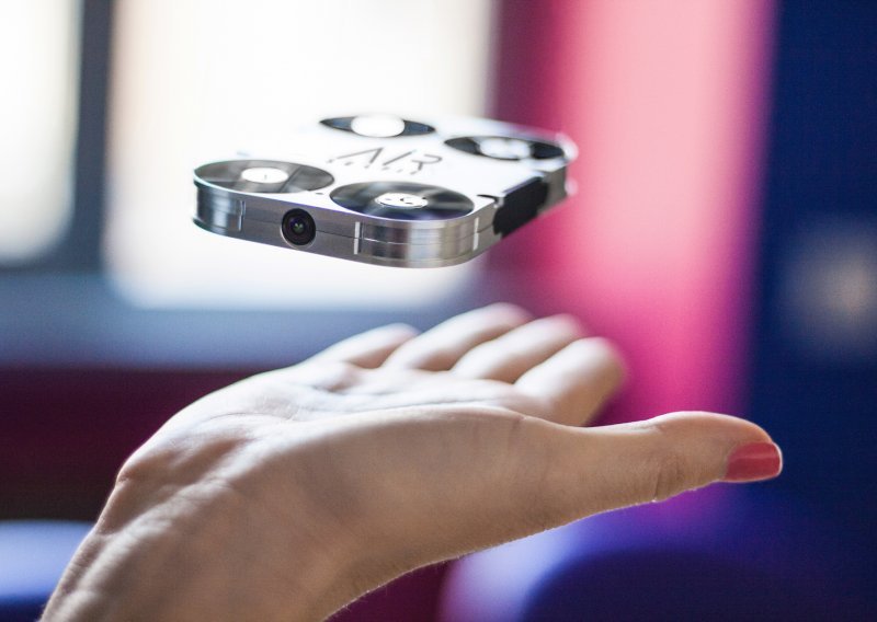 Što kažete na maskicu za mobitel koja je ujedno dron za selfieje?