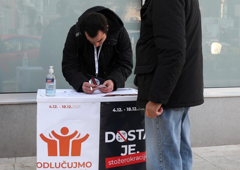 [FOTO] Počelo prikupljanja potpisa za Mostovu referendumsku inicijativu protiv covid potvrda