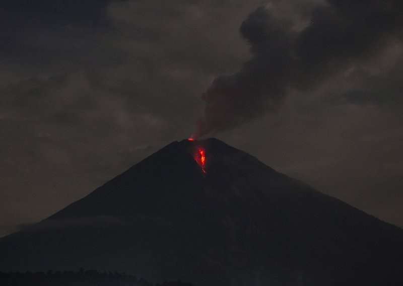 [VIDEO] Panika na Javi: Eruptirao vulkan Semeru, izbacuje pepeo 12 kilometara u visinu