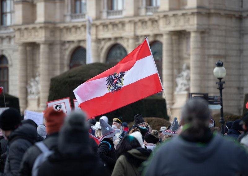 Na prosvjedu protiv covid mjera u Beču 40.000 ljudi, demonstracije i u njemačkim gradovima