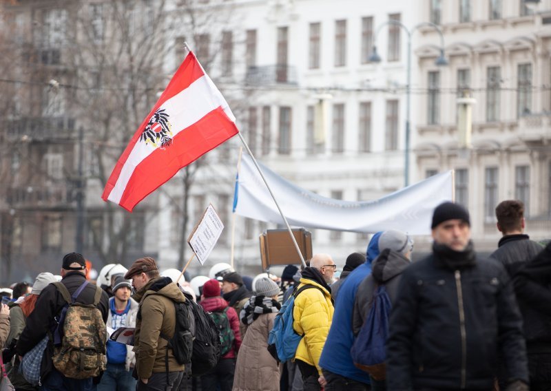 [FOTO/VIDEO] Tisuće prosvjednika na ulicama Beča bunilo se protiv korona ograničenja