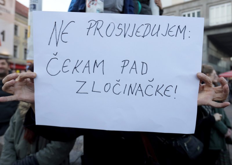 Nastavljeni antivakserski prosvjedi, okupljeni skandirali imena uhićenih: ‘Srušit ćemo Vladu 18.12.!‘