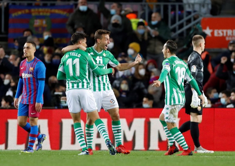[FOTO] Barcelona gubi i s Xavijem na klupi; mladog igrača katalonske momčadi iznijeli na nosilima zbog teške ozljede glave