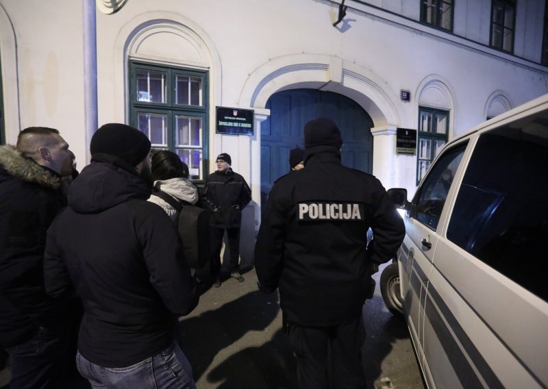 [FOTO] Francišković ostaje u zatvoru, Kovačević ide na slobodu. Prosvjednici im došli dati podršku