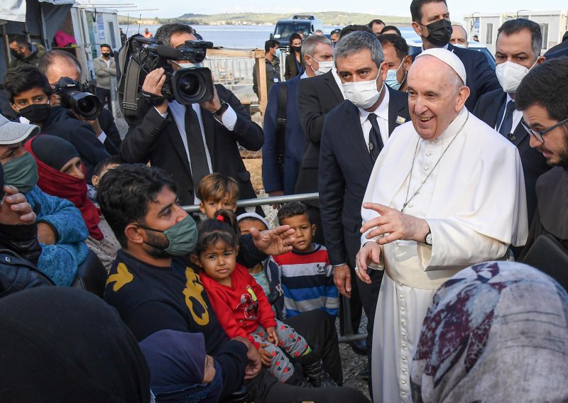 [FOTO] Papa na otoku izbjeglica: Ne eksploatirajte migrante u političke svrhe