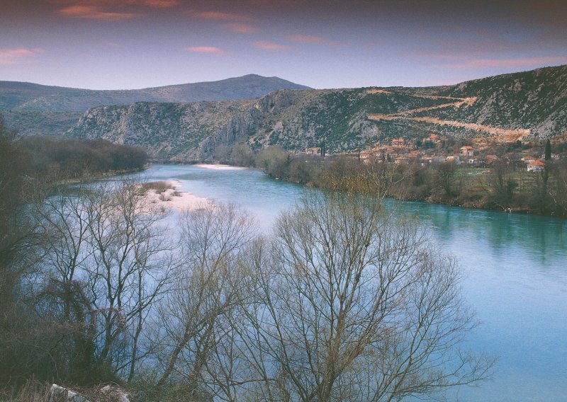 Poplavljeno više objekata kod Čapljine na jugu BiH nedaleko od granice s Hrvatskom