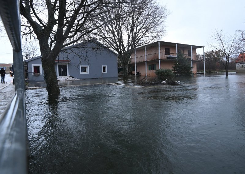 Teška noć iza stanovnika Dicma: Poplavljeni prometnice i polja, voda prodrla u kuće