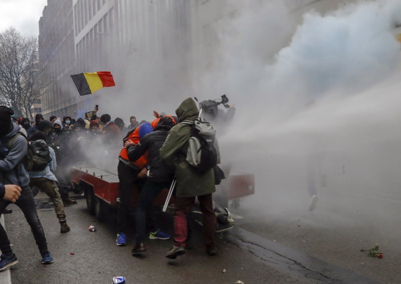 [FOTO] Prosvjednici protiv covid mjera u Bruxellesu na policiju bacali kamenje i pirotehniku ovi uzvratili suzavcem i vodenim topovima
