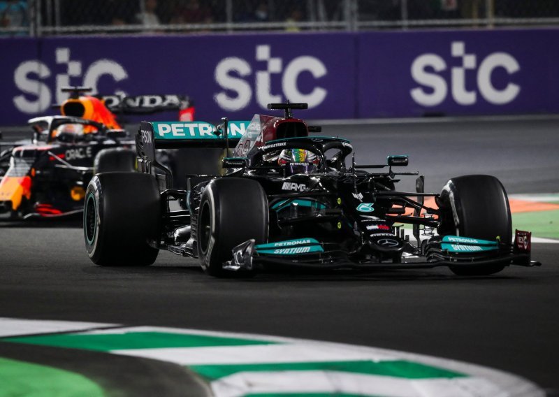 [FOTO] Dramatična VN Saudijske Arabije, prepuna kontroverznih odluka, pripala Lewisu Hamiltonu koji se uoči zadnje utrke prvenstva izjednačio s Maxom Verstappenom