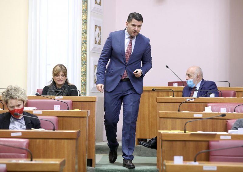 Od 475 amandmana na državni proračun za iduću godinu, Vlada prihvatila tek pet oporbenih. Mostu odbili svih 170, pa Grmoja poručio: Nervozni su zbog referenduma