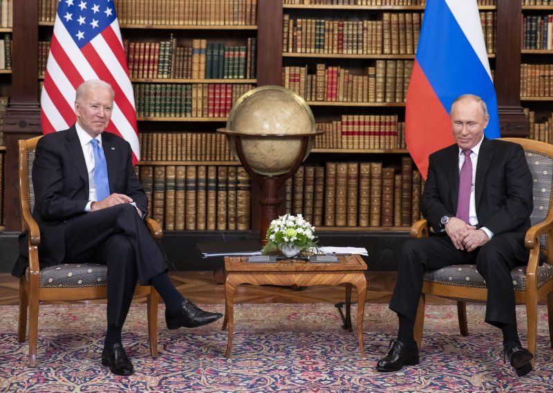 Biden će Putinu zaprijetiti do sad 'najstrožim' sankcijama ako napadne Ukrajinu