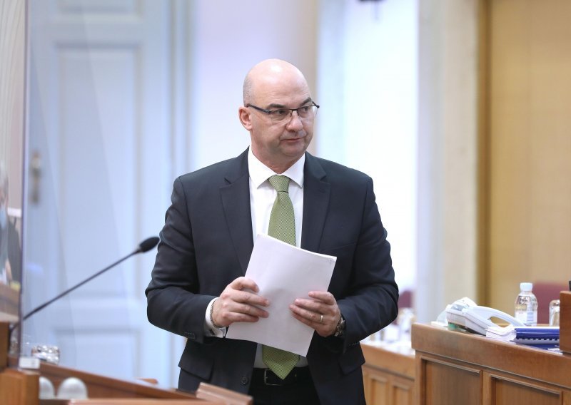Milatić najavio energetsku obnovu i za tvrtke; Orešković: Velik broj poticaja dodjeljuje se 'najbržim prstom'