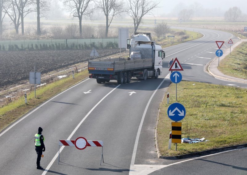 Stravična nesreća na Zagorskoj magistrali; sudarili se kamion i automobil; jedna osoba poginula