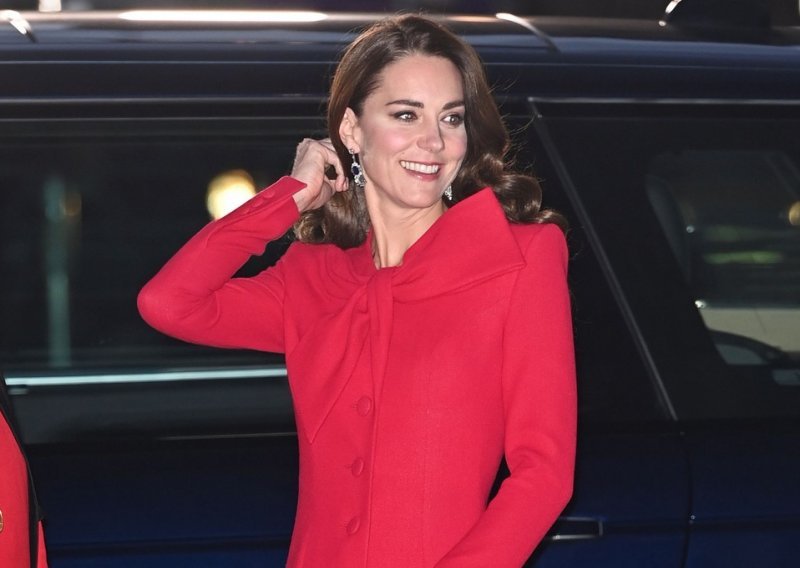 Griješi li ona ikad: Kate Middleton ukrala pozornost u crvenom od glave do pete